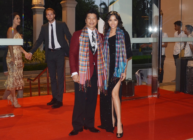 Vợ Dustin Nguyễn ngày càng gợi cảm, tháp tùng chồng dự Festival phim Thái Lan - Ảnh 1.