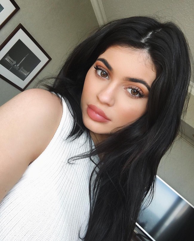 Kylie Jenner hối hận vì từng bơm môi quá đà - Ảnh 1.