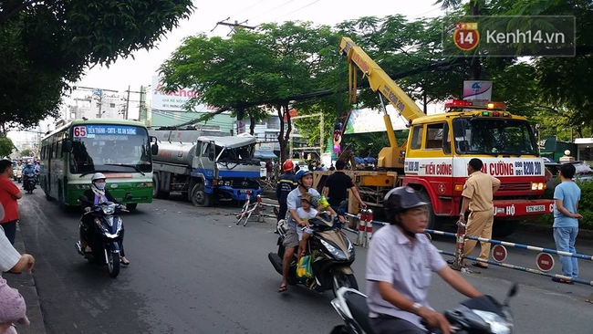 Tai nạn nghiêm trọng giữa xe buýt và xe bồn trước công viên Lê Thị Riêng - Ảnh 1.