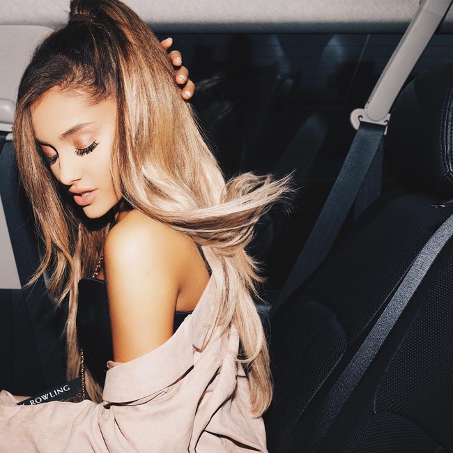 Ariana Grande kho&eacute;t thủng mũ lưỡi trai để vừa đội được mũ vừa diện được t&oacute;c đu&ocirc;i ngựa - Ảnh 1.