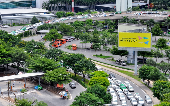 Kẹt xe nghiêm trọng ở cửa ngõ sân bay Tân Sơn Nhất vào giữa trưa - Ảnh 1.