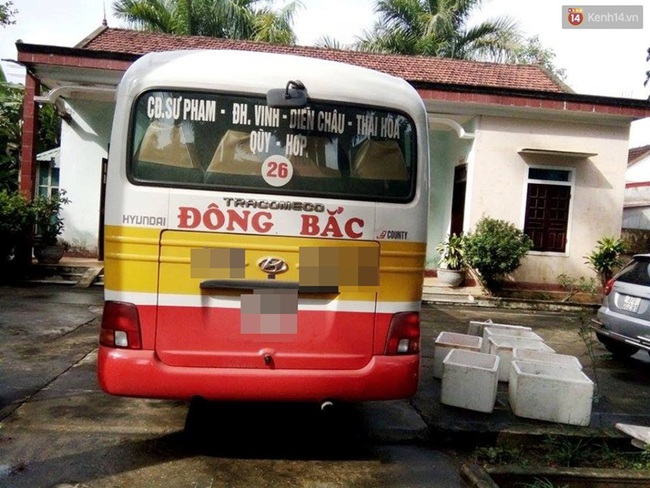 Xe buýt nhận chuyển 6 thùng nội tạng bốc mùi hôi thối với giá… 300 nghìn đồng - Ảnh 1.