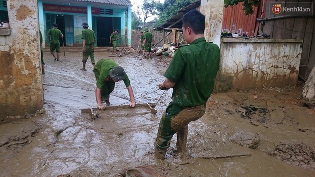 Chùm ảnh: Xách nước, đẩy bùn đất ra khỏi nhà dân sau đợt lũ kinh hoàng ở Lào Cai - Ảnh 4.