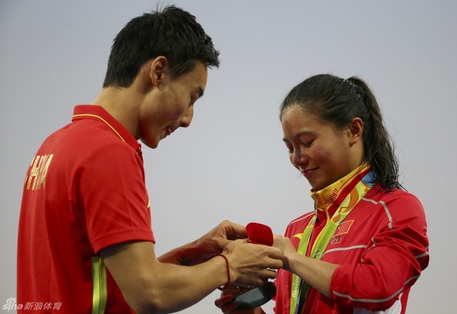 Nữ VĐV Trung Quốc xinh đẹp bật khóc khi được cầu hôn trên sàn đấu Olympic 2016 - Ảnh 1.