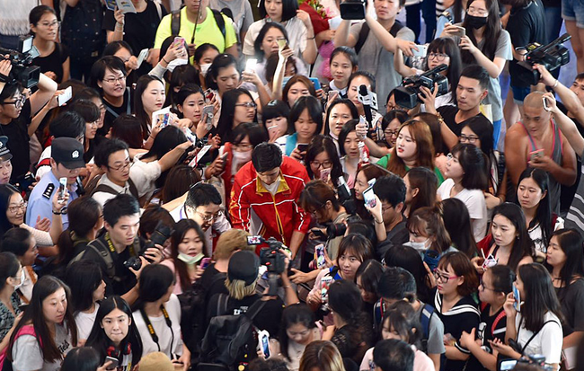 Thảm bại ở Olympic, mỹ nam Ning Zetao vẫn được rừng fan nữ ch&agrave;o đ&oacute;n như người h&ugrave;ng! - Ảnh 5.