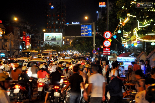 Người dân đổ về chùa dự lễ Vu lan, một số tuyến đường Sài Gòn bị ùn tắc - Ảnh 1.