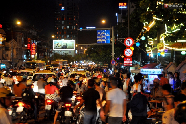 Người d&acirc;n đổ về ch&ugrave;a dự lễ Vu lan, một số tuyến đường S&agrave;i G&ograve;n bị &ugrave;n tắc - Ảnh 1.