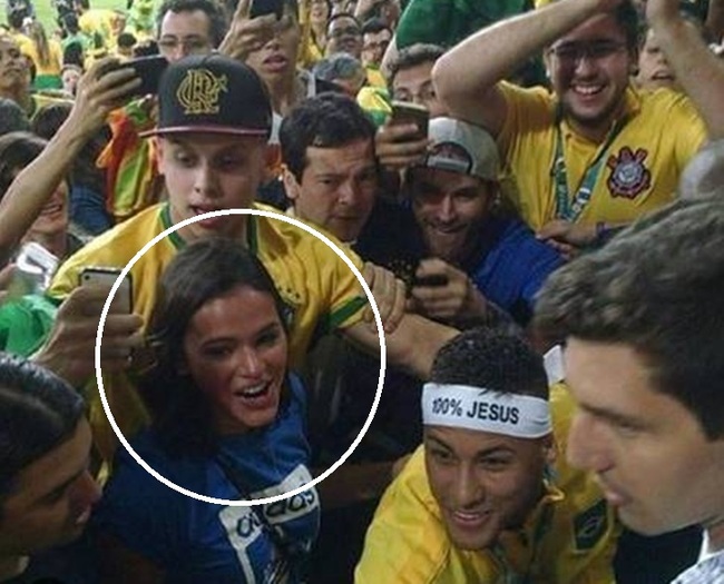 Neymar vui sướng &ocirc;m chầm bạn g&aacute;i cũ trong ng&agrave;y v&ocirc; địch Olympic - Ảnh 5.