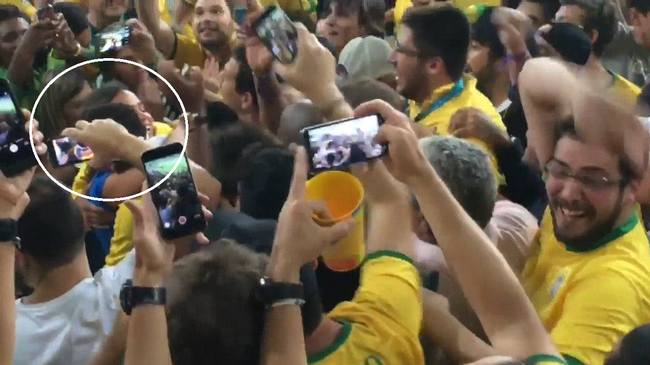 Neymar vui sướng ôm chầm bạn gái cũ trong ngày vô địch Olympic - Ảnh 3.