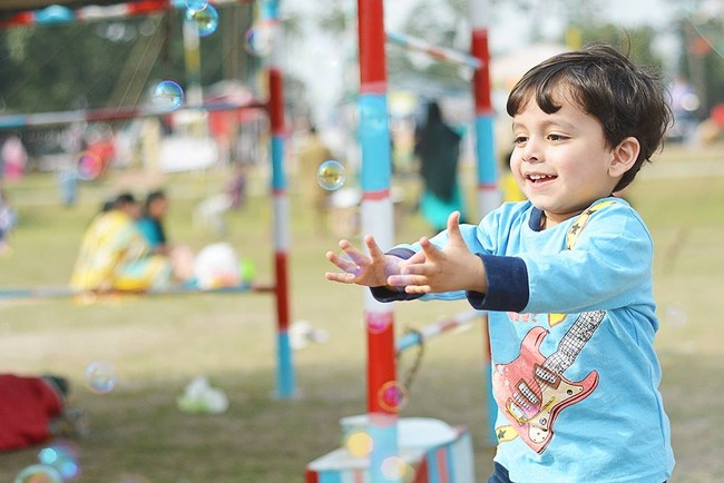 Muốn con bạn sau n&agrave;y thật th&ocirc;ng minh? H&atilde;y khen ch&uacute;ng nhiều v&agrave;o - Ảnh 1.