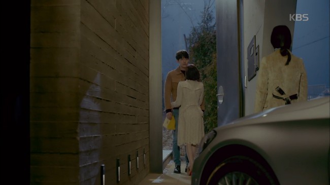 Uncontrollably Fond: Kim Woo Bin cầu h&ocirc;n phụ nữ kh&aacute;c trước mặt Suzy - Ảnh 1.