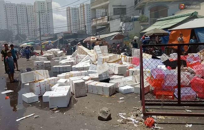 TP. HCM: Cháy lớn tại chợ đầu mối nông sản Thủ Đức, tiểu thương ôm đồ tháo chạy - Ảnh 2.