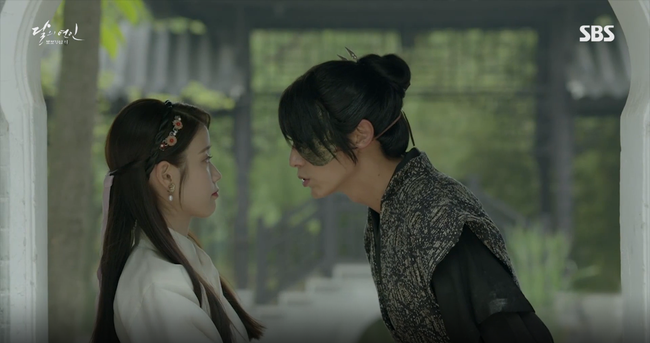 Moon Lovers: Khán giả “rưng rưng” với kết cục tình yêu đau lòng của chị họ IU - Ảnh 28.