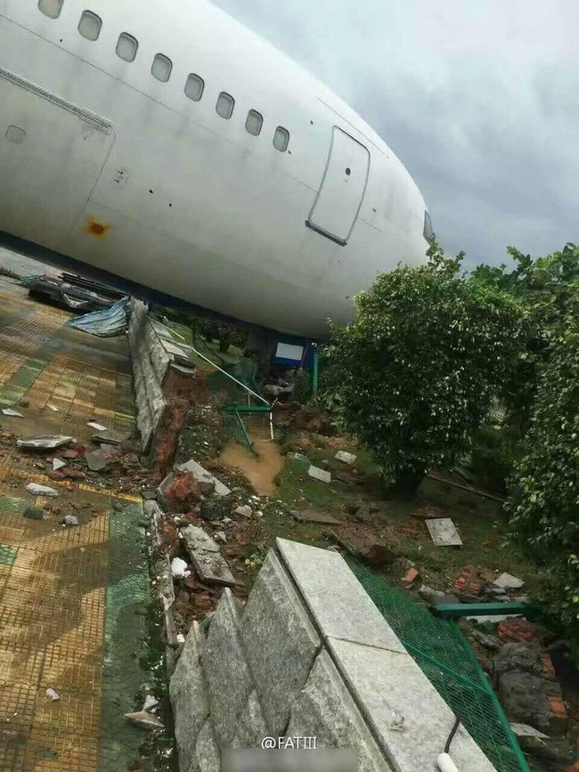 Máy bay Boeing 767 bị siêu bão thổi bay khỏi đường băng - Ảnh 2.