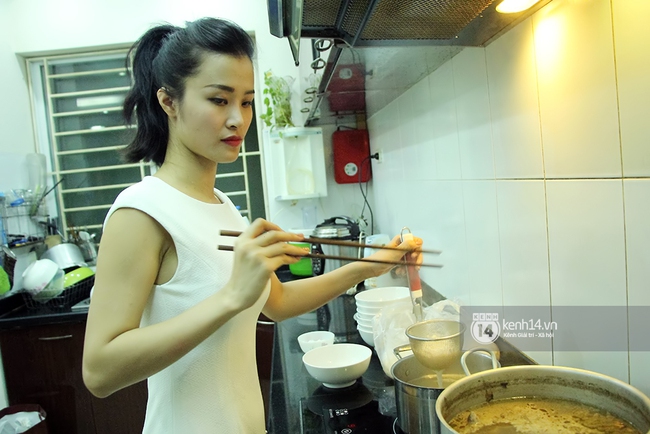 Giữ đ&uacute;ng lời hứa, Đ&ocirc;ng Nhi tự tay nấu phở chi&ecirc;u đ&atilde;i học tr&ograve; - Ảnh 1.