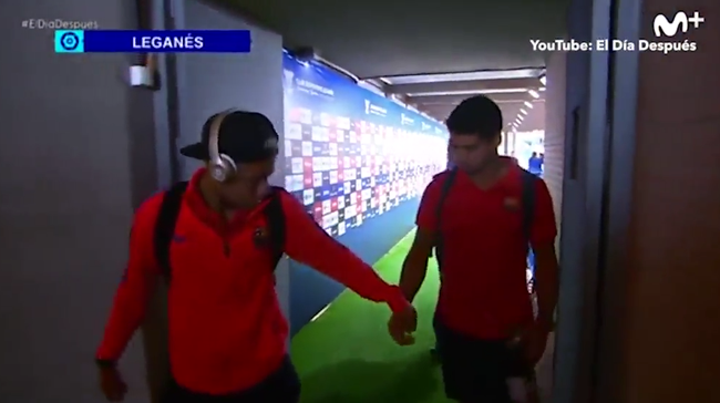 Neymar chơi lầy, bôi kẹo cao su nhai dở vào tay Suarez - Ảnh 3.