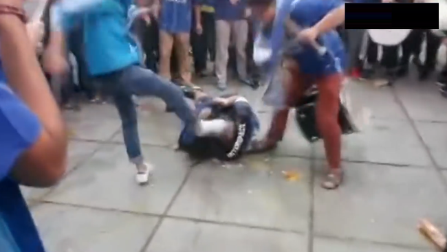 Clip: Đ&aacute;m đ&ocirc;ng hooligan Trung Quốc đ&aacute;nh d&atilde; man CĐV đối địch - Ảnh 2.