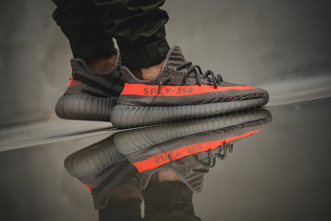 Chưa tới giờ lên kệ, giày Yeezy 350 V2 đã được nhiều bạn trẻ Việt sẵn sàng mua lại với giá 17 triệu VNĐ/đôi - Ảnh 1.