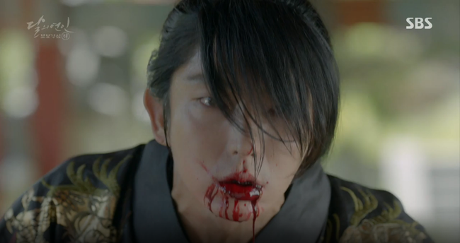 Moon Lovers: &ldquo;Anh Tư&rdquo; Lee Jun Ki t&aacute;i hiện lại cảnh che mưa kinh điển trong Bộ Bộ Kinh T&acirc;m! - Ảnh 1.