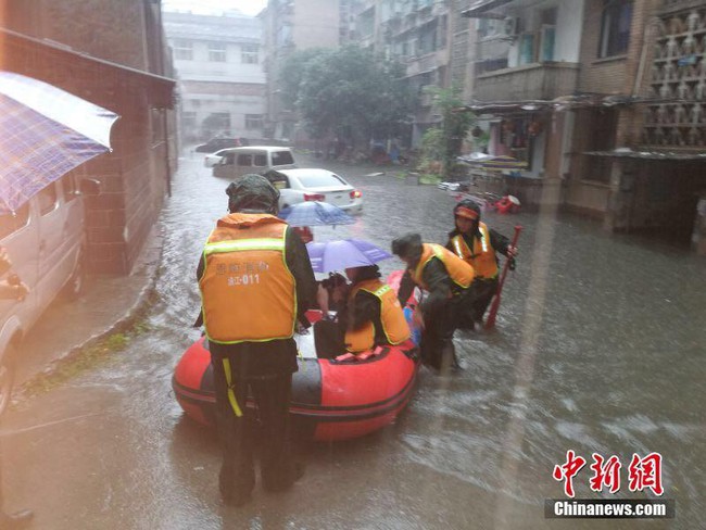 Bão Megi tàn phá Trung Quốc, thổi bay cả người, nhà, tủ lạnh... trên đường phố - Ảnh 9.