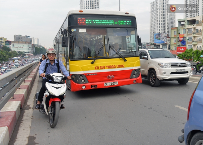 Clip: Đường càng đông thì lại càng hãi hùng xe bus lạng lách, vượt ẩu! - Ảnh 4.