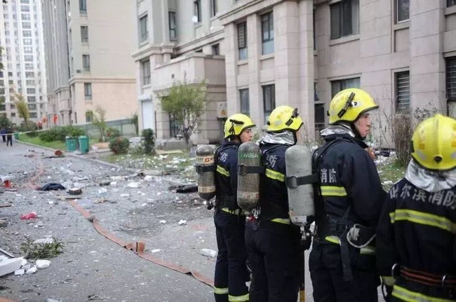Trung Quốc: Nổ khu dân cư, 3 người bắn từ tầng 14 xuống đất chết thảm - Ảnh 6.