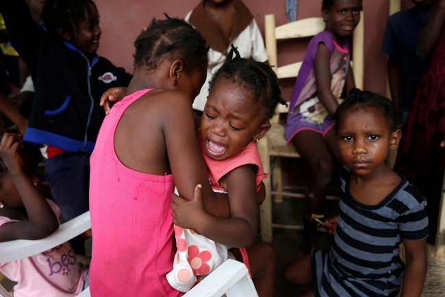 Những hình ảnh đau thương ở Haiti sau cơn bão mặt quỷ Matthew - Ảnh 2.