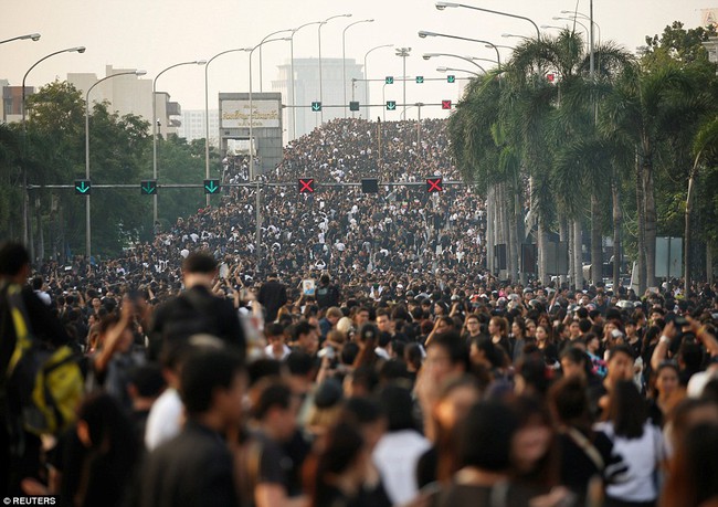 Thế giới xúc động trước hình ảnh hàng nghìn người dân Thái xếp hàng chờ đón linh cữu Quốc vương - Ảnh 2.