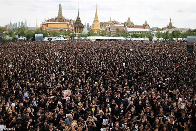 150.000 người dân Thái mặc áo đen tập trung bên ngoài cung điện Hoàng gia hát quốc ca tưởng nhớ vua Bhumibol - Ảnh 2.