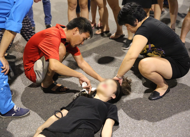 H&agrave; Nội: Đi xe điện c&acirc;n bằng ở phố đi bộ, c&ocirc; g&aacute;i 18 tuổi ng&atilde; đập đầu xuống đất bất tỉnh - Ảnh 1.