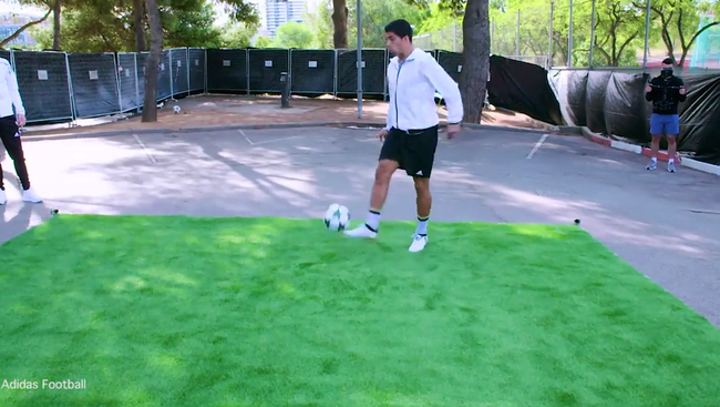 Suarez đỡ b&oacute;ng ảo diệu khiến Messi bật cười th&iacute;ch th&uacute; - Ảnh 3.
