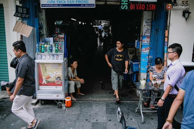 Bên trong con hẻm bình lặng có nhiều hộ dân sinh sống nhất ở phố đi bộ Nguyễn Huệ - Ảnh 1.