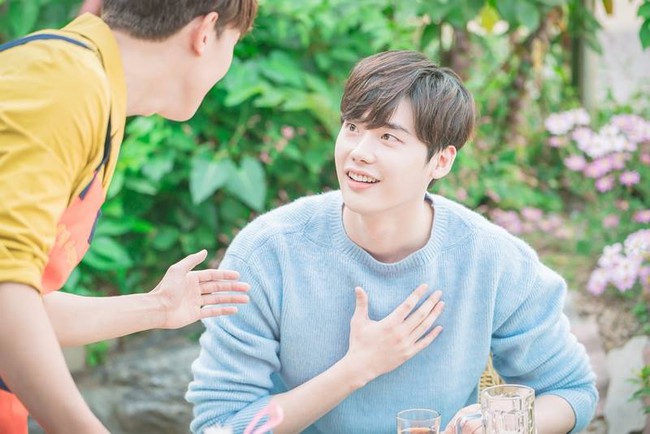 Lee Jong Suk nhắng nh&iacute;t b&ecirc;n ti&ecirc;n nữ cử tạ Lee Sung Kyung - Ảnh 1.