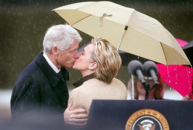 Đã gần nửa thế kỷ trôi qua, chuyện tình của vợ chồng Clinton vẫn khiến cho bao người phải ngưỡng mộ - Ảnh 23.