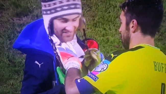 Người nhện Buffon thản nhi&ecirc;n k&yacute; tặng fan d&ugrave; trận đấu vẫn đang diễn ra - Ảnh 3.