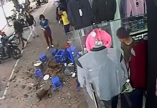 Clip: Nh&oacute;m nam nữ thanh ni&ecirc;n hoảng hồn &ocirc;m đầu bỏ chạy v&igrave; đường ống nước rơi tr&uacute;ng b&agrave;n ăn - Ảnh 4.