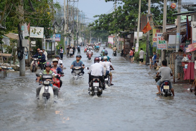 Nắng n&oacute;ng nhiều ng&agrave;y ở S&agrave;i G&ograve;n, đường phố vẫn ngập l&ecirc;nh l&aacute;ng v&igrave; triều cường - Ảnh 1.