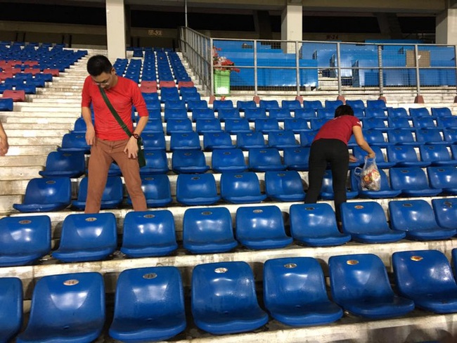 CĐV Việt Nam c&oacute; h&agrave;nh động đẹp ngay tr&ecirc;n đất kh&aacute;ch - Ảnh 2.