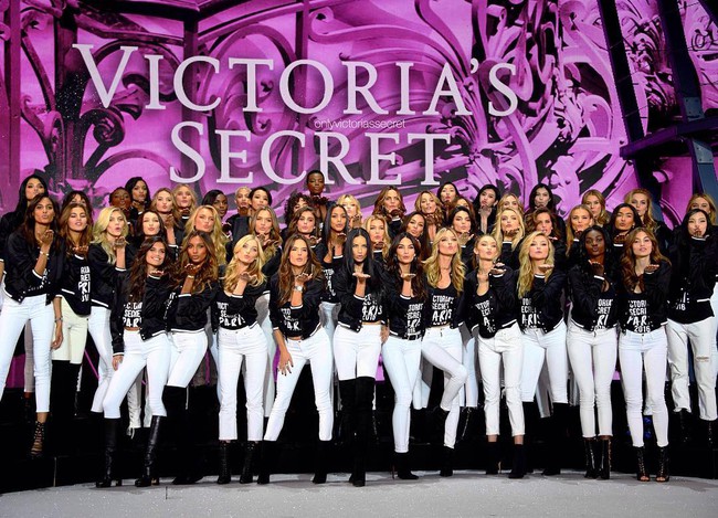 Dàn mẫu Victorias Secret đổ bộ sân khấu để tổng duyệt show, bật mí concept makeup và làm tóc - Ảnh 6.