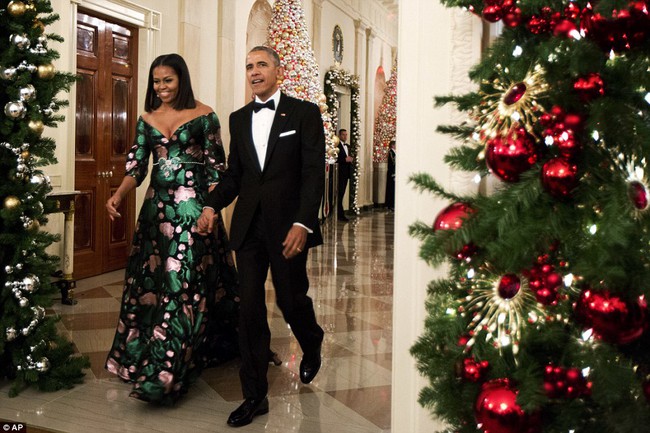 Bà Michelle cực xinh đẹp, sánh đôi cùng ông Obama tới dự lễ trao giải Kennedy Center Honors 2016 - Ảnh 1.