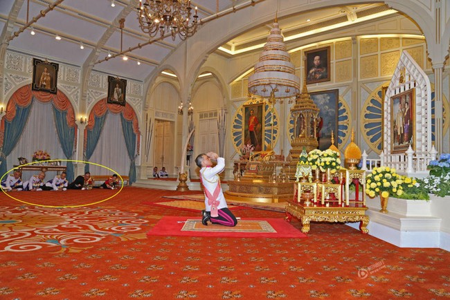 Nghi thức quỳ lạy c&aacute;c th&agrave;nh vi&ecirc;n Ho&agrave;ng tộc của thần d&acirc;n Th&aacute;i Lan - Ảnh 1.