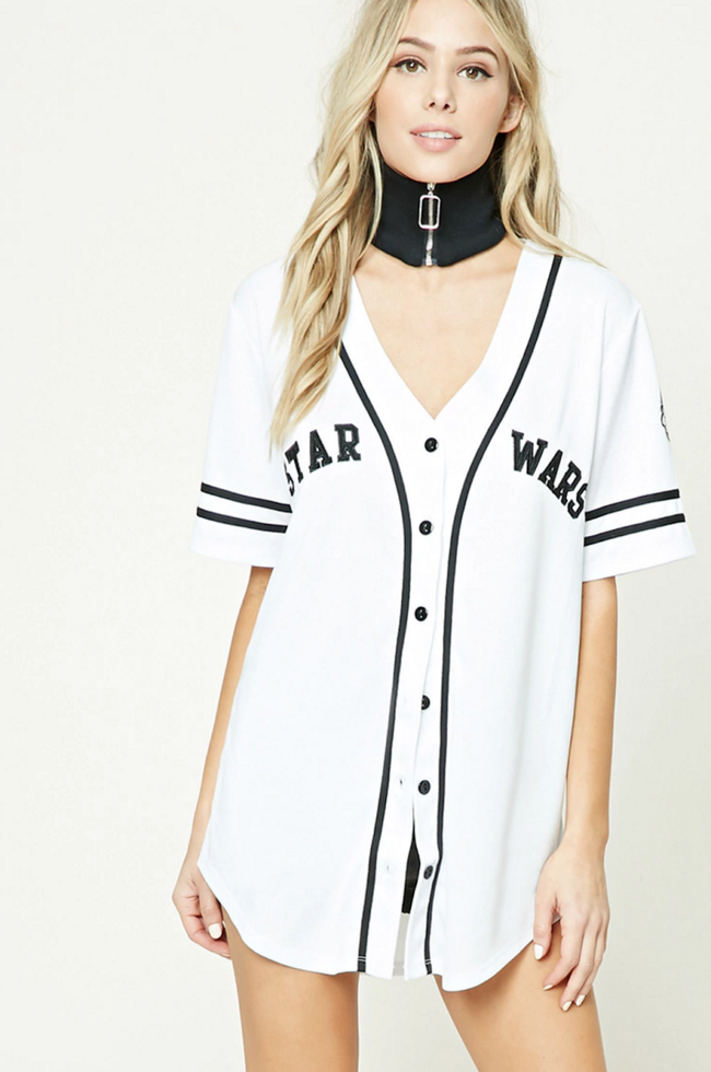 Forever 21 muối mặt vì để người mẫu diện vòng cổ choker trông hệt như đai nẹp cổ của bệnh nhân - Ảnh 1. Forever 21 muối mặt vì để người mẫu diện vòng cổ choker trông hệt như đai nẹp cổ của bệnh nhân - Ảnh 1.