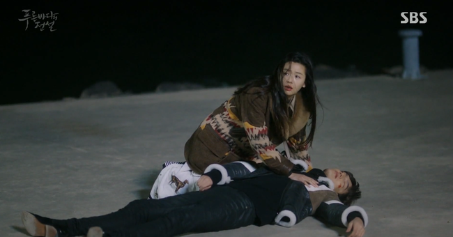 Huyền Thoại Biển Xanh: &ldquo;T&ecirc;n lừa đảo&rdquo; Lee Min Ho v&agrave; người c&aacute; Jeon Ji Hyun ch&iacute;nh thức &ldquo;kh&oacute;a m&ocirc;i&rdquo; ngọt lịm! - Ảnh 26.