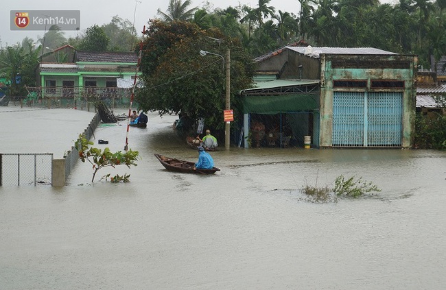 Lật ghe ở Quảng Nam, một công an giao thông bị nước lũ cuốn mất tích - Ảnh 1.
