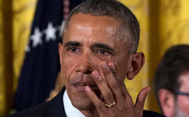&Ocirc;ng Obama bật kh&oacute;c n&oacute;i lời chia tay nh&acirc;n vi&ecirc;n - Ảnh 1.