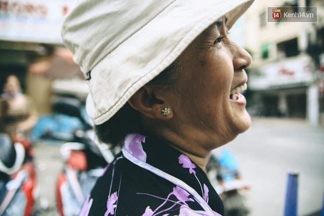 Tô bún của mẹ - Câu chuyện về bà giáo về hưu và anh bán vé số không tay ở Sài Gòn - Ảnh 5.