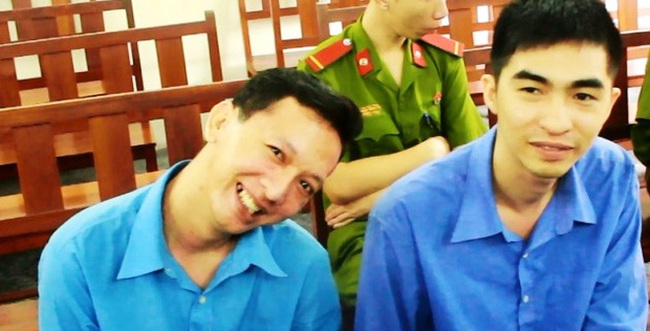  Kẻ giết người cười tươi, tạo d&aacute;ng trước v&agrave;nh m&oacute;ng ngựa - Ảnh 1.