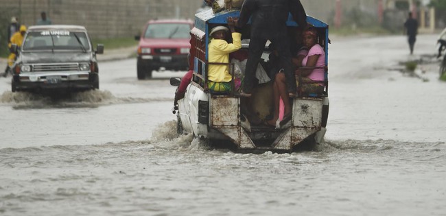 Số nạn nh&acirc;n chết v&igrave; b&atilde;o mặt quỷ Matthew ở Haiti đ&atilde; l&ecirc;n 800 người  - Ảnh 1.
