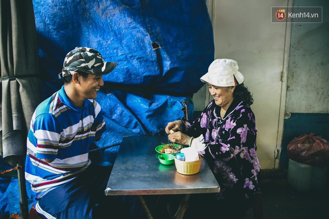 Tô bún của mẹ - Câu chuyện về bà giáo về hưu và anh bán vé số không tay ở Sài Gòn - Ảnh 4.