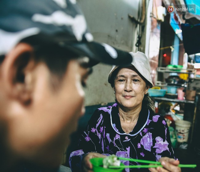 Tô bún của mẹ - Câu chuyện về bà giáo về hưu và anh bán vé số không tay ở Sài Gòn - Ảnh 13.